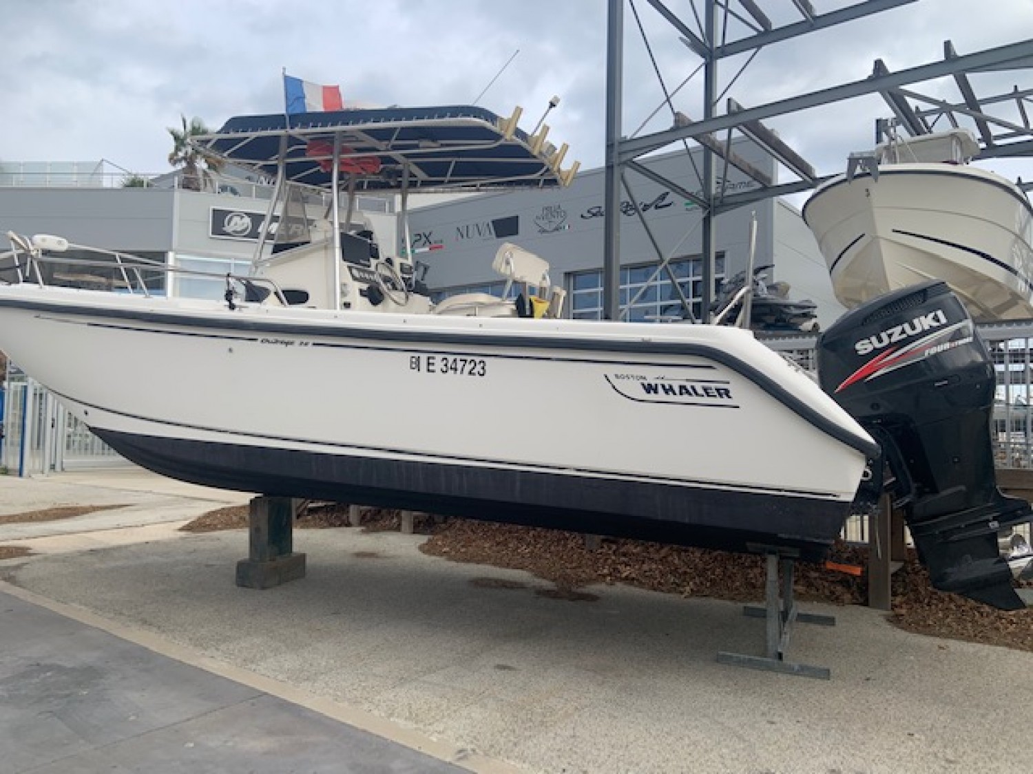 slider 0 Boston Whaler  26 Outrage